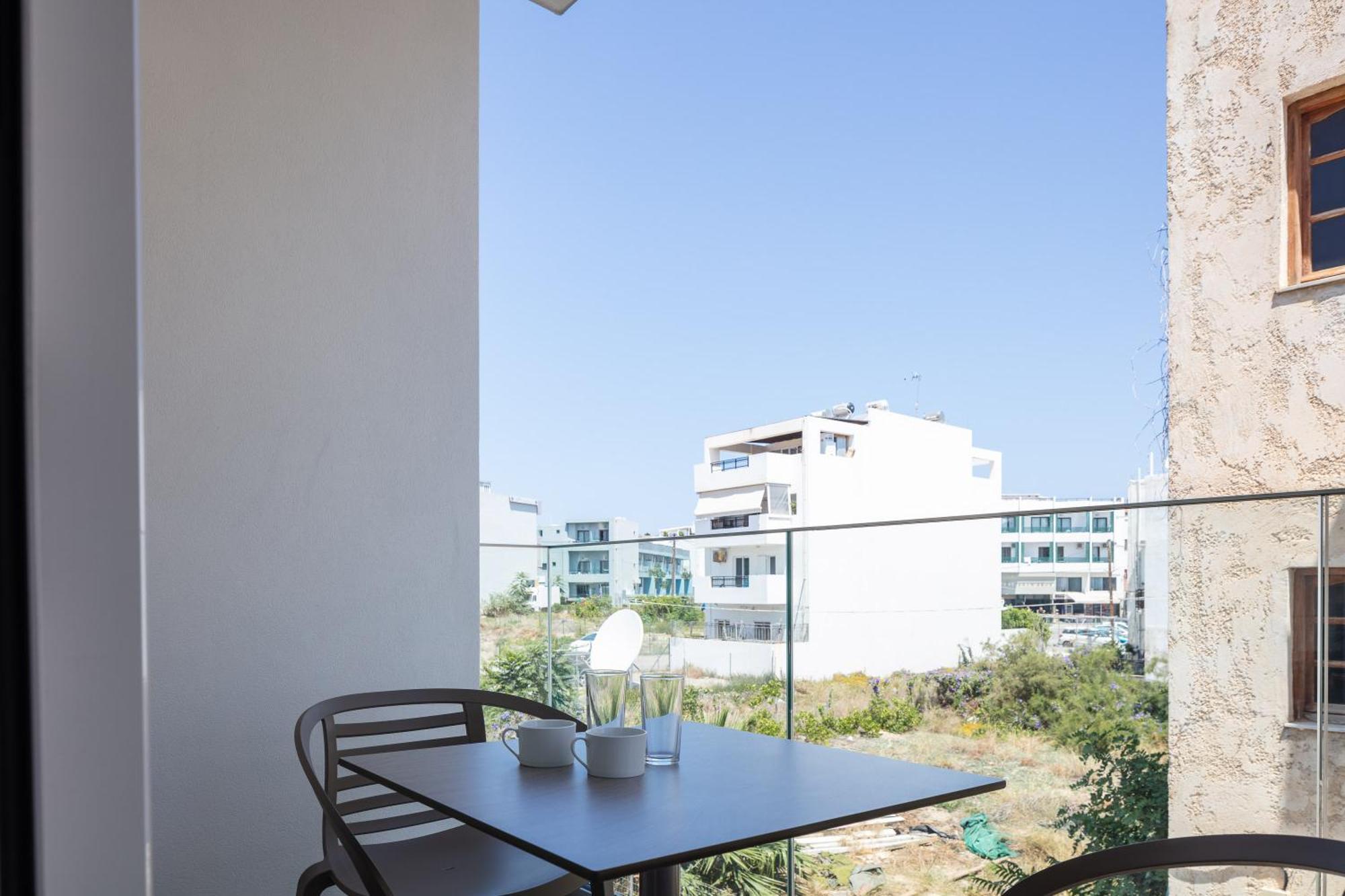 Skipper Beachfront Suites Khersónisos Eksteriør bilde