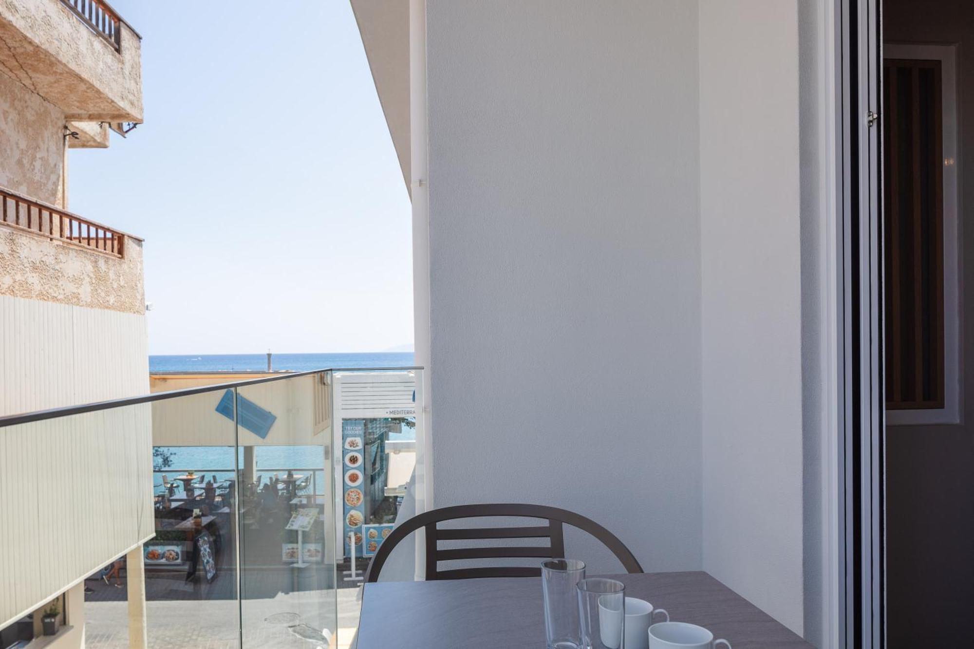 Skipper Beachfront Suites Khersónisos Eksteriør bilde